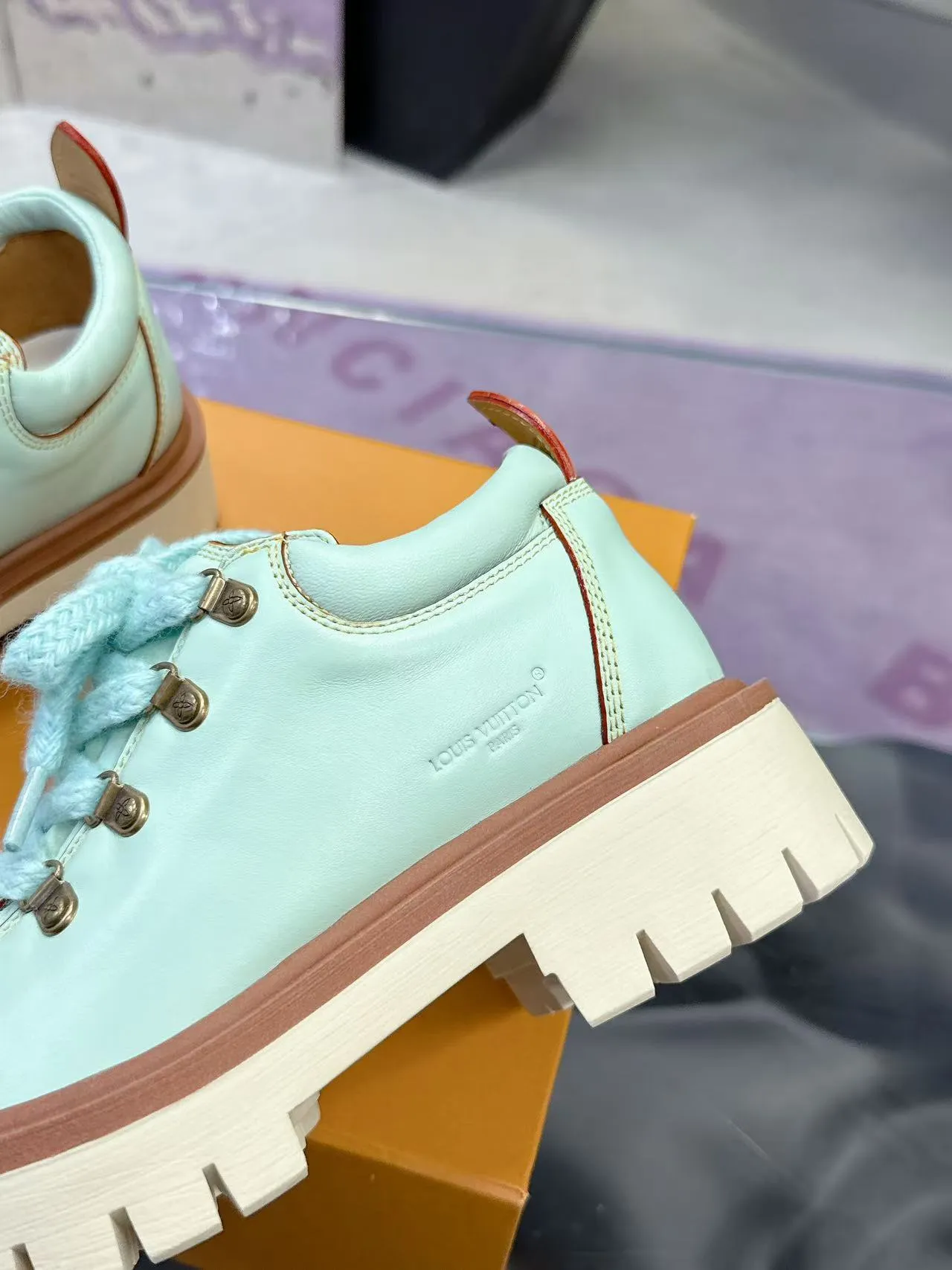 Factory price: 700💰 LV | Louis Vuitton 🧡💚2025 autumn and winter new style, top version ⚠️ The counter features the latest LV REMIX lace-up mountaineering derby shoes, new hard goods 🆕 ❥BS purchasing level! Full of high-end feel! A popular model among bloggers at home and abroad, it’s retro and fashionable, and looks stunning on your feet! Mainly recommended model on the official website★ ▪️Upper: top-quality first-layer cowhide ▪️Inner lining: imported sheepskin ▪️Outsole: original molded T men's shoes 💰U anti-slip outsole ▪️Sole height: 3.5cm ▪️Shoe size: Female 35-41 (41 customized, non-refundable) Male 39-45 (46 customized, non-refundable)